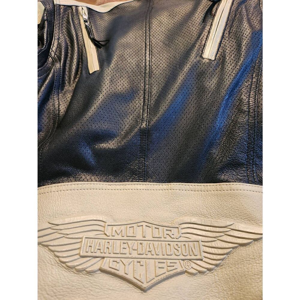 Harley-Davidson small cream and black leather jacket. Measures approx Length 23" - Picture 13 of 15